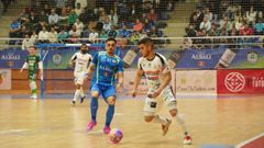 Altamirano conduce la pelota perseguido por Torres.