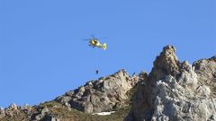 El Grupo de Rescate del Servicio de Emergencias del Principado de Asturias, a bordo del helicptero medicalizado de Bomberos de Asturias