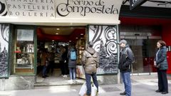 La vida en Compostela se agolpa a las puertas de los supermercados