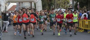 La salida de la carrera popular por parejas absoluta, con los dos primeros clasificados en la parte izquierda, en la calle Gran V�a. 