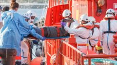 Agentes de salvamento martimo ayudan a migrantes a desembarcar en un rescate en las Islas Canarias