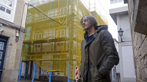 Alberto Faraldo, del estudio EnReforma, delante del edificio que ardi junto a la Colegiata y que est rehabilitando 