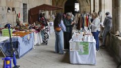 Feira Bio y mercado de segunda mano en el claustro de Celanova.