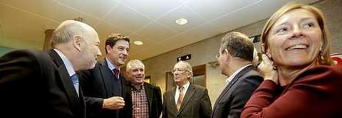 G�mez Besteiro, segundo por la izquierda, habla con Pedro Armas y Fernando Gonz�lez Laxe, en el centro, frente a Mar Barc�n.