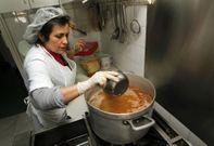 Marisa, la cocinera de C�ritas de Vilagarc�a, busca acomodo a todos los alimentos que se donan. 