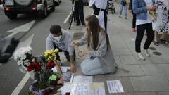 Jvenes poniendo flores en el lugar donde fue asesinado Samuel