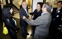 <span lang= es-es >Reencuentro en la Audiencia</span>. Francisco Rodr�guez, con la concejala de Urbanismo a la izquierda de la imagen, saluda a Andr�s Garc�a ante el secretario del Concello de Ourense, a la derecha.