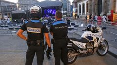 Polic�as locales, en la plaza de Espa�a de Pontevedra, antes del concierto de Juan Perro de las fiestas de la Peregrina 