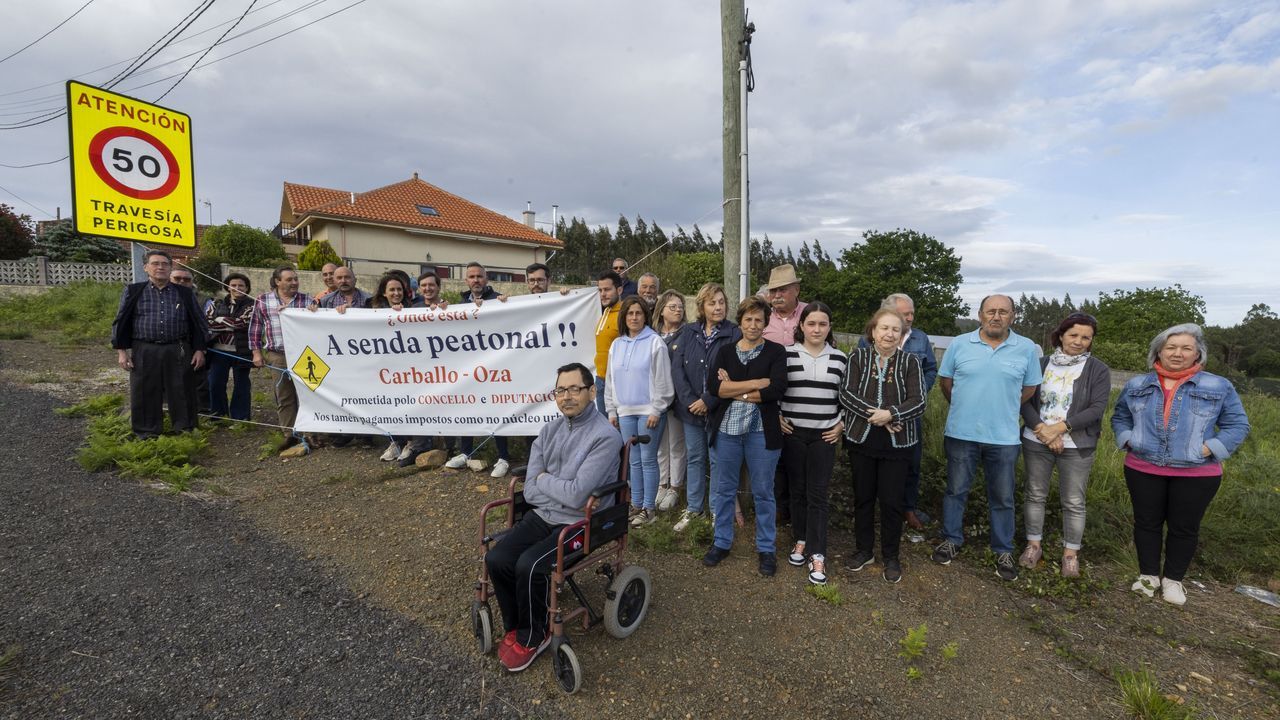 Vecinos de Oza se concentran para exigir una senda peatonal