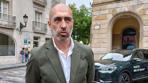El presidente de Divertia Gij�n, �liver Su�rez, en la plaza Mayor