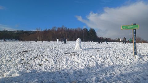Familias disfrutaron de la nieve en el alto do Vieiro (Bande)