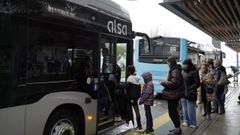 Varios usuarios esperando para entrar al autobs, en la parada de Entrejardines (A Corua).