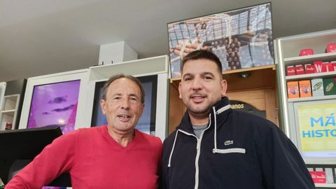Andrés Gómez y Alejandro Seijo, en el centenario Estanco de Piñeiros.