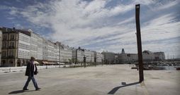 Imagen del tramo de la Marina abierto al p�blico, en el que se ven los 25 arboles situados donde estaba Turismo. 