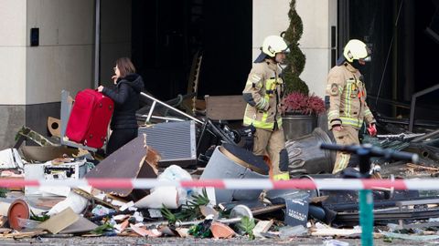 Una mujer abandona el hotel Radisson Collection de Berl�n, desalojado tras la explosi�n de su acuario