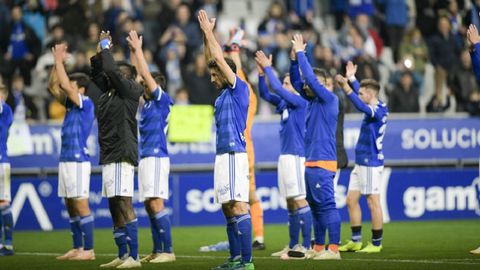 Los jugadores del Oviedo aplauden a su aficin