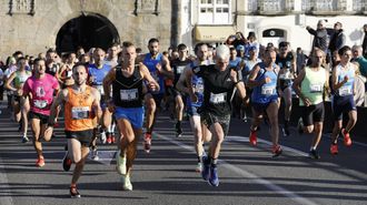 Adri&aacute;n Ben, con el dorsal 1 en la carrera que lo homenaje&oacute; en Viveiro en el 2022.