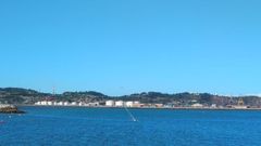 El barco encallado frente a la playa de Poniente