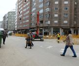 Los peatones carecen de aceras y tampoco pueden muchas veces moverse dentro de las zonas valladas, y siempre sin vigilancia policial. 