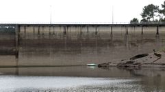Un tramo de la carretera discurre sobre el salto y atraviesa la zona embalsada