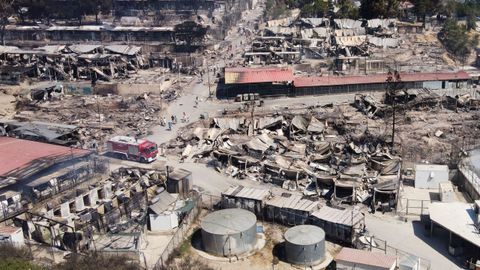 Vista a�rea del campo de Moria arrasado por el fuego