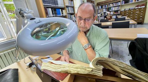 Enrique Cervera-Mercadillo, en su h�bitat favorito, el Archivo Hist�rico Provincial de Pontevedra.