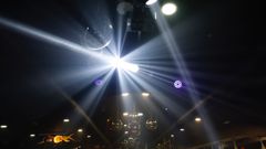 Luces en el techo de la sala de una discoteca.