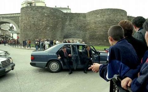 <span lang= es-es >Calurosa bienvenida popular</span>. Cientos de lucenses de todas las edades se concentraron en las calles en 1998 para dar la bienvenida al actual monarca. 