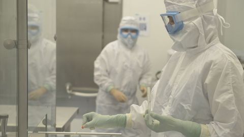 Trabajadores en los laboratorios de las instalaciones de Zendal en O Porrio