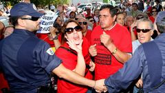 Afectados por las preferentes boicotean un acto electoral del PP en la Festa do Marisco