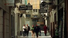 Calle comercial del centro de Pontedeume, en una imagen anterior a la pandemia