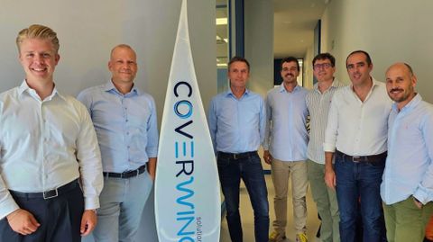 Los propietarios de la empresa gallega CoverWind Solutions -a la derecha-, junto a los representantes del grupo Muehlhan Wind Service, en el que se integra