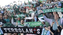 Aficionados racinguistas en las gradas del �ngel Carro