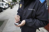 Un polic�a de Lal�n utiliza una PDA en julio del 2012, cuando se extendi� su uso a toda la plantilla. 