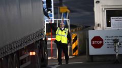 Un cami�n para en el control al desembarcar del ferry que llega al puerto de Larne