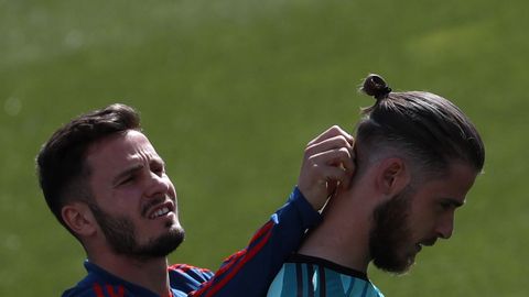 El centrocampista Sa�l �iguez, y el portero David de Gea, durante el entrenamiento de la Selecci�n Espa�ola en la Ciudad del F�tbol de las Rozas