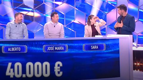 La concursante, llevándose las manos a la cabeza ante el presentador Rodrigo Vázquez al darse cuenta se su error.