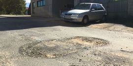 Altiboia. Los cr�teres dificultan el acceso al p�rking del conservatorio.