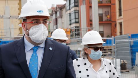 El presidente asturiano, Adri�n Barb�n, con la alcaldesa de Gij�n, Ana Gonz�lez, en la visita a las obras de Tabacalera