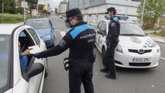 Polic�as locales de Nar�n en un control en Freixeiro, en una fotograf�a de archivo