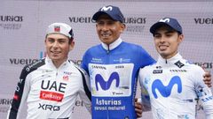  El colombiano Nairo Quintana (c), del equipo Movistar Team celebra su victoria en la clasificaci�n general junto al segundo clasificado Adria Pericas (i) y el tercero Diego Pescador (d) tras la cuarta y �ltima etapa de la Vuelta Asturias con final en la calle Ur�a, de Oviedo este domigo.