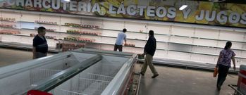Las estanter�as de los productos b�sicos y los congeladores de un supermercado caraque�o est�n casi completamente vac�as. 