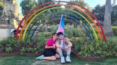 Vanesa Papiri, portavoz del colectivo Arelas en Pontevedra, con su hijo Brais, que comenz� la transici�n para el cambio de sexo cuando era menor de edad. 