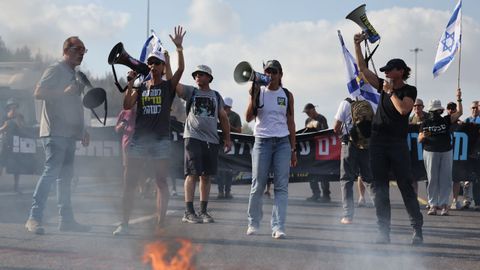 Manifestantes cortan la carretera que une Tel Aviv con Jerusalén.