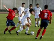 El lemista Brais, en el centro, conduce el bal�n en el campo de A Pinguela el pasado domingo.