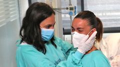 Sanitarias de la uci del �lvaro Cunqueiro se emocionan con la recuperaci�n de un paciente que llevaba 40 d�as ingresado