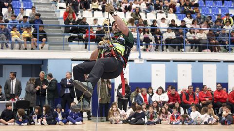 Espectacular despliegue de la Guardia Civil en Pontedeume. 
