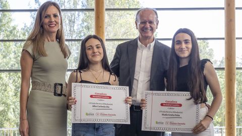 Xos Lus Vilela, director de La Voz de Galicia, entreg el premio Galicia en la categora genrica de Periodismo en la Escuela a la profesora Silvia Lpez y dos de sus alumnas del CPI Julia Becerra, de Ribadumia