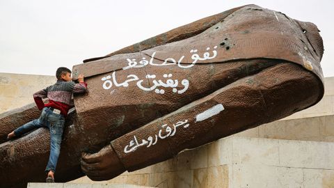 Estatua del anterior presidente, Hafez Al Asad, derribada en Hama