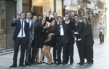 Un grupo de amigos en Fin de Ao fotografiados a primera hora de la maana. 